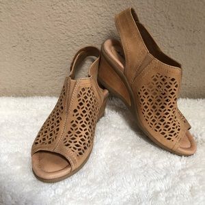 Earth Brand Suede Laser Cut Sandals Tan Sz 5.5